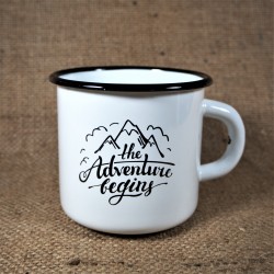 Smaltovaný hrnek bílý - ADVENTURE BEGINS